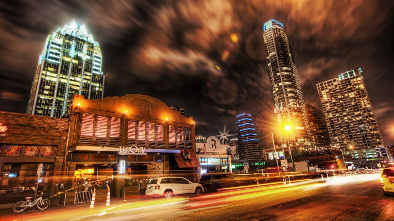Voitures Sur Route Près Des Immeubles de Grande Hauteur Pendant la Nuit. Wallpaper in 3840x2160 Resolution