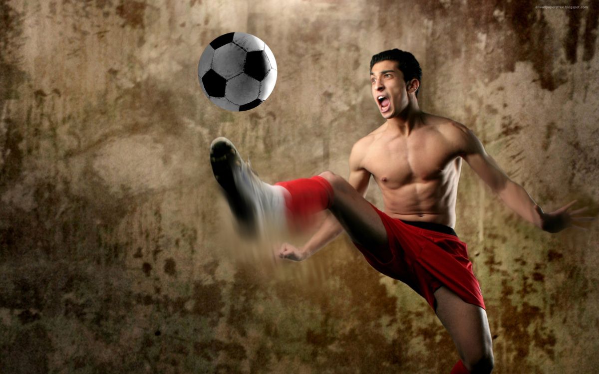 Hombre en Topless en Pantalones Cortos Rojos Jugando un Balón de Fútbol. Wallpaper in 2560x1600 Resolution